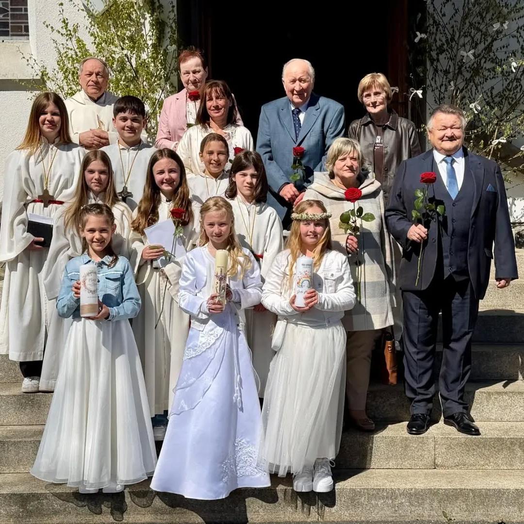 Gruppenbild der Erstkommunionkinder und den Jubelkommunikanten zusammen mit den Ministranten und Generalvikar Georg Kestel