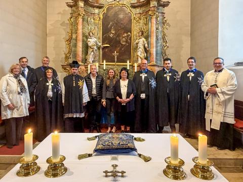Gruppenbild nach der Investitur zwei neuer Mitglieder in die Vereinigung der Ritter und Damen des Heiligen Georg von Burgund