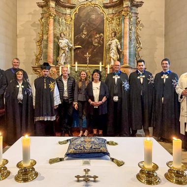 Gruppenbild nach der Investitur zwei neuer Mitglieder in die Vereinigung der Ritter und Damen des Heiligen Georg von Burgund