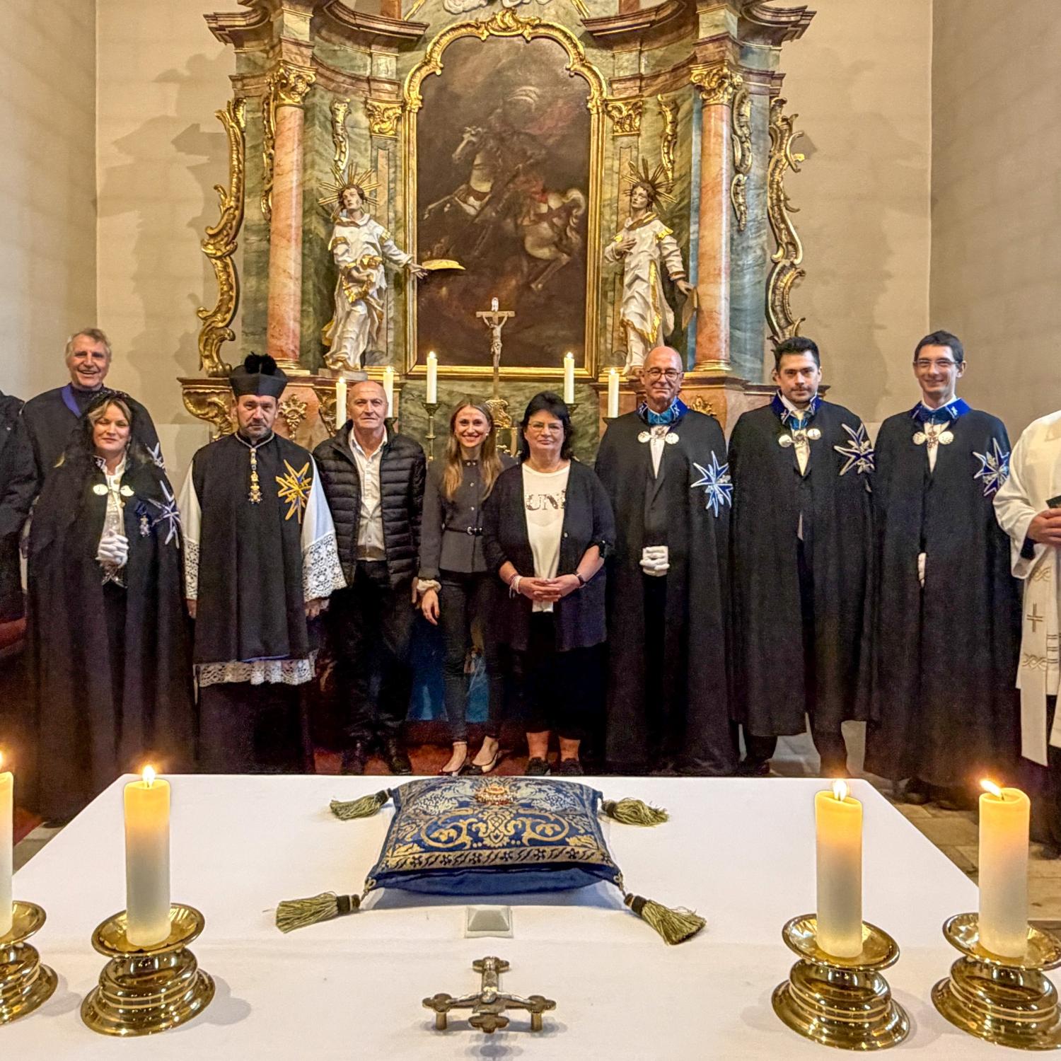 Gruppenbild nach der Investitur zwei neuer Mitglieder in die Vereinigung der Ritter und Damen des Heiligen Georg von Burgund