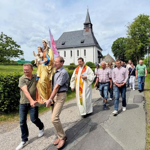 Prozession mit der Marienfigur von der Kirche in den Pfarrsaal.
