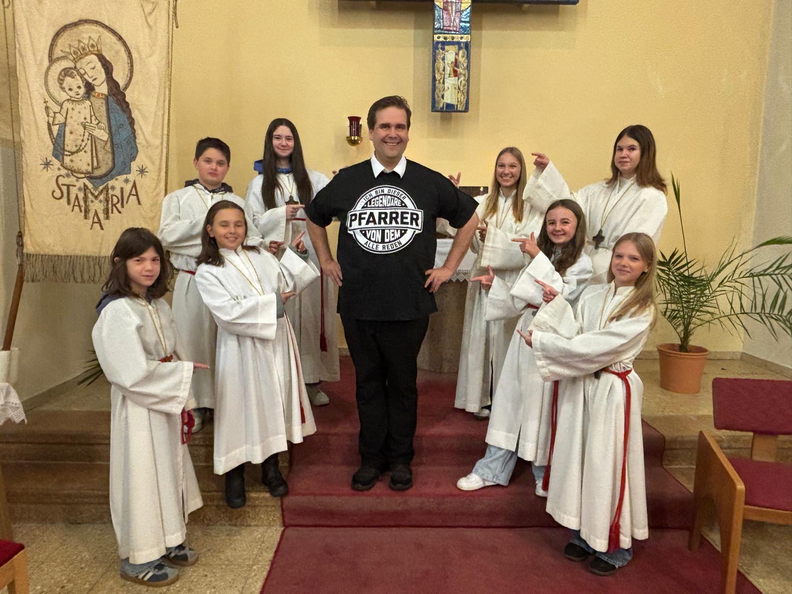 Ministranten mit Pfarrer Pötzl