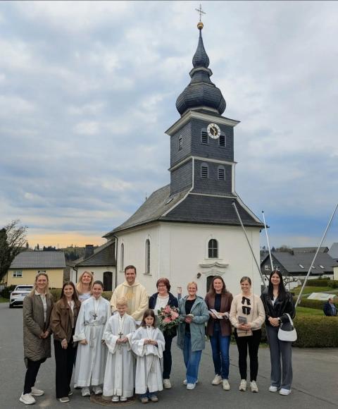 Die neuen Mitglieder des Pfarrgemeinderates Marienroth vor der St. Georgs-Kirche