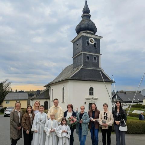 Die neuen Mitglieder des Pfarrgemeinderates Marienroth vor der St. Georgs-Kirche