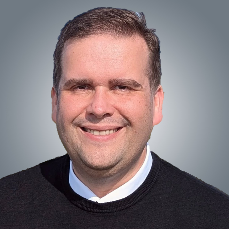 Pfarrer Detlef Pötzl vor der Wickendorfer Kirche